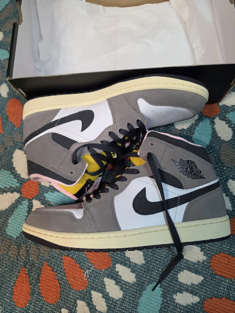 Nike Air Jordan 1 Mid SE - White/Cave Stone/Dark Sulfur/Oil Grey